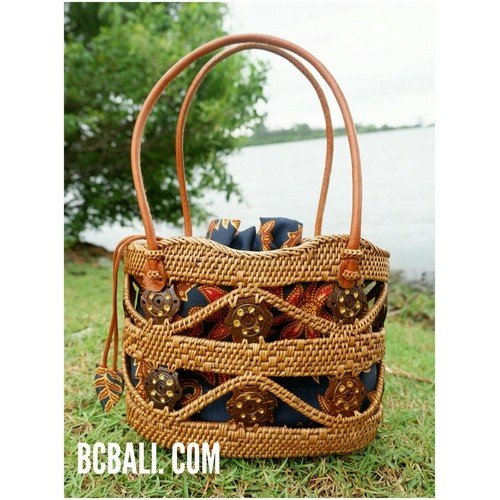 Balinese Style Handwoven Ata Grass Woman Tote Bag With Batik Lining Balinese Style Handwoven Ata Grass Woman Tote Bag With Batik Lining